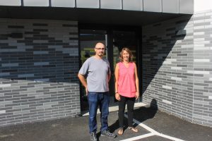 Deux personnes devant un bâtiment