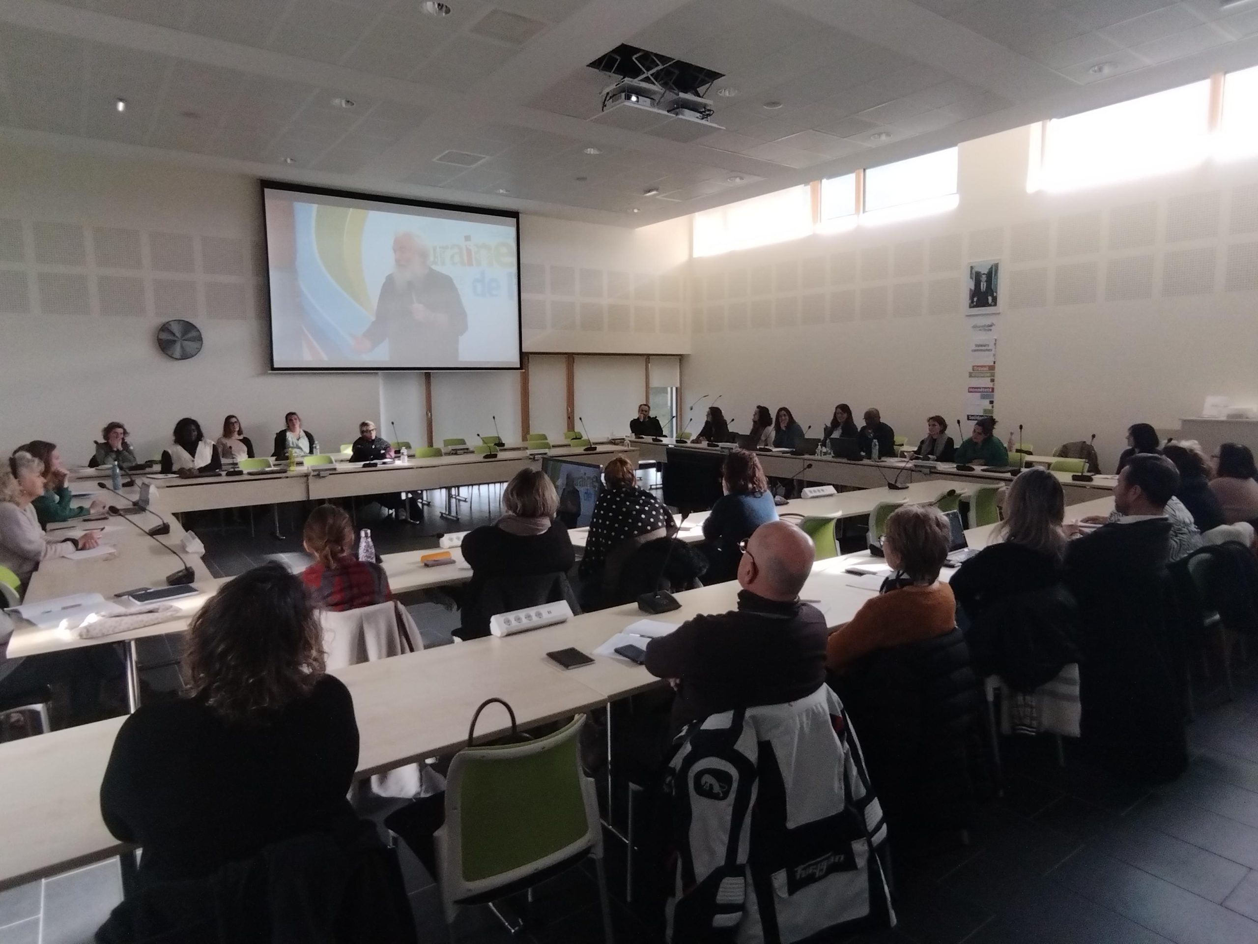 Les personnes présentes au comité de pilotage petite enfance en salle de conférence de l'hôtel communautaire